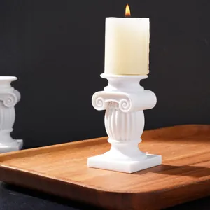 Portavelas de columna romana de estilo jónico blanco en bandeja de madera rústica elegante