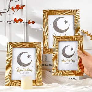 Set aus drei eleganten goldfarbenen Bilderrahmen mit Ramadan-Kareem-Mustereinlagen
