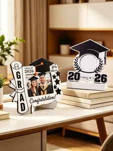 Vista dettagliata di cornici in legno creative per foto di laurea della classe del 2026