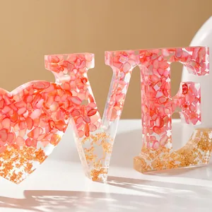 Detail van het romantische LOVE-decoratie van hars met roze stenen en bladgoud