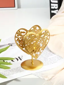 Bougeoir élégant en forme de cœur doré avec motif ajouré pour décoration de table