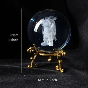 Bola de cristal de astronauta grabada con láser 3D en soporte dorado con medidas