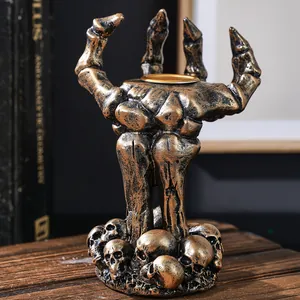 Gothische skelet hand hars kandelaar ornament met schedel basis voor Halloween decoraties