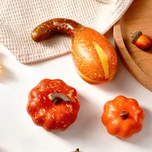 Primo piano di mini zucche artificiali maculate per decorazioni autunnali di Halloween