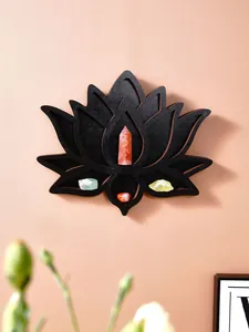Étagère murale noire en forme de fleur de lotus présentant divers cristaux de guérison