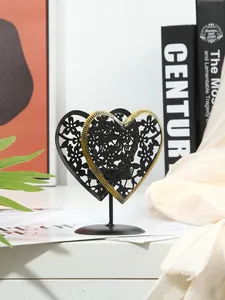 Détail du bougeoir en fer en forme de cœur avec motif ajouré pour décoration