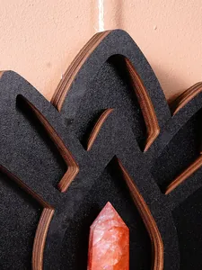 Vue macro détaillée d'une étagère murale chat en bois noir avec cristal orange poli