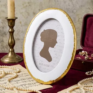 Cadre photo ovale vintage blanc et doré avec insert de silhouette féminine pour la déco