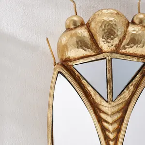 Primer plano del espejo de pared de resina de cigarra dorada con acabado metal