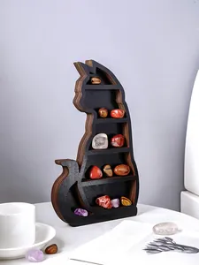 Détail d'une magnifique étagère décorative en bois en forme de chat noir élégant.
