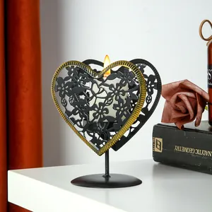 Bougeoir en fer ajouré en forme de cœur élégant pour décoration de table romantique