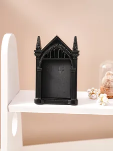 Primer plano de un marco decorativo gótico negro estilo catedral para fotografía