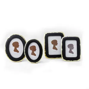 Set di 4 cornici per foto vintage in resina nera e oro con forme ovali e rettangolari