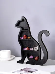 Vue détaillée d'une étagère en bois en forme de chat noir avec des pierres de cristal