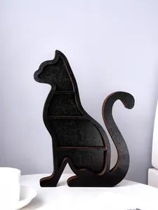 Vue détaillée de la structure d'une étagère murale minimaliste en bois en forme de chat noir