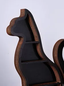 Détail de l'étagère murale chat noir montrant la texture du bois et les tablettes