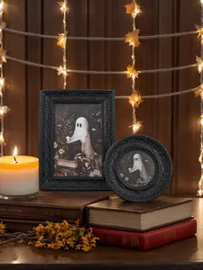 Gothic Halloween Harzrahmen Detail mit einem süßen Geist, der in einem dunklen Garten liest.
