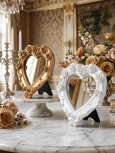 Detailansicht luxuriöser herzförmiger Spiegel mit exquisitem Rosenrelief-Rahmen.