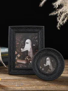 Detailansicht von verzierten schwarzen Halloween-Rahmen mit Geister-Illustrationen.