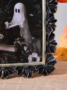 Detalle del marco de Halloween en resina con margaritas 3D doradas y arte de fantasmas
