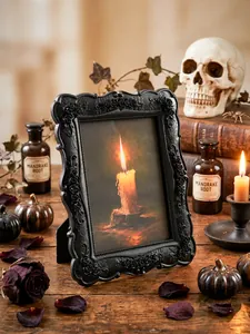Marco de fotos gótico negro en relieve con arte de luz de vela vintage para Halloween.