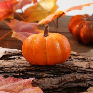 Primo piano di una mini zucca decorativa realistica per decorazioni autunnali festose.