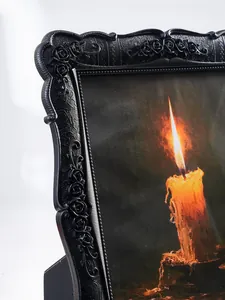 Detalle del marco gótico negro ornamentado con obra de arte de vela