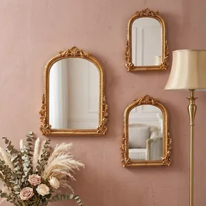 Set mit drei kunstvollen goldenen Rundbogenspiegeln für die Wanddekoration zu Hause
