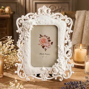 Detalle exquisito del marco de fotos vintage de resina blanca con relieve de rosas
