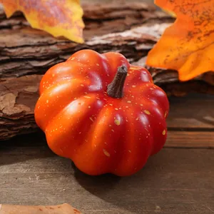 Primo piano dettagliato di una mini zucca realistica in schiuma dipinta con foglie autunnali