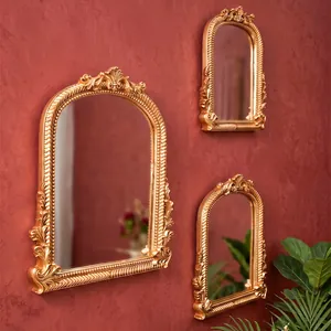 Set aus 3 goldfarbenen verzierten Rundbogenspiegeln für die Wanddekoration im Haus.