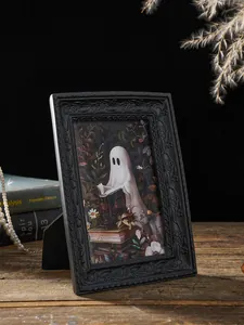Detailansicht eines Halloween-Geister-Fotorahmens aus Harz mit schwarzem Blumenreliefmuster