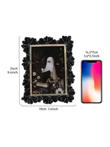 Detalle de las dimensiones del marco de Halloween con comparación de tamaño de móvil.