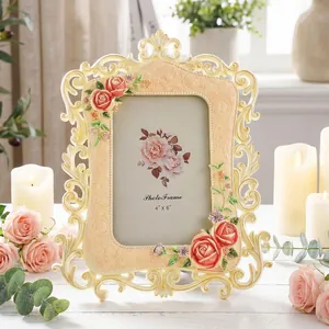 Detalle de marco de fotos europeo vintage con relieve de rosas y decoración rococó