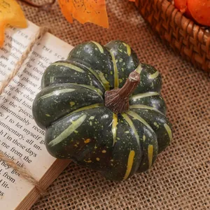 Dettaglio ravvicinato di una mini zucca decorativa verde scuro su un libro antico