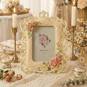 Primer plano de marco de resina vintage con rosas talladas y detalles de volutas