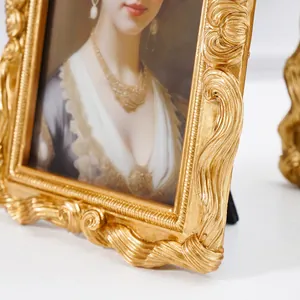 Nahaufnahme der goldenen Textur eines verzierten Bilderrahme im europäischen Vintage-Stil