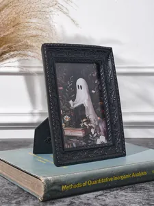 Detailaufnahme eines vintage Halloween-Rahmens aus schwarzem Harz mit Lesemotiv
