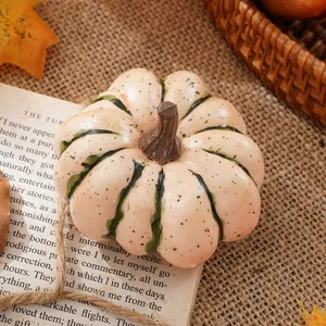 Primo piano di una mini zucca realistica in schiuma con strisce verdi dipinte a mano