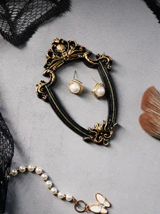 Detalle de mini marco de fotos decorativo estilo vintage europeo en color negro y oro