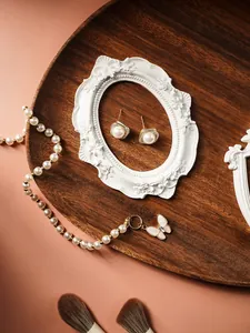 Detailansicht eines vintage-weißen Fotorahmens aus Harz mit Blumenreliefdekor