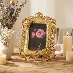 Marco de fotos vintage europeo de resina dorada con relieves de rosas elegantes