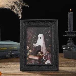 Gothischer schwarzer Halloween-Rahmen mit einem wunderlichen Geist beim Buchlesen