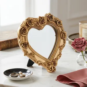 Eleganter goldener Herzspiegel mit Rosenrelief für luxuriöse Tischdekoration zu Hause