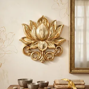 Gedetailleerd beeld van een gouden lotus wandreliëf met een metalen afwerking