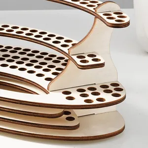 Detalle de primer plano de un organizador de escritorio de madera con varios orificios
