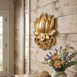 Detailweergave van een gouden lotus wandreliëf met ingewikkelde textuur en metalen afwerking