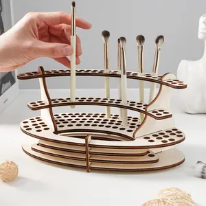 Vista detallada de un soporte de madera para pinceles de maquillaje con ranuras precisas