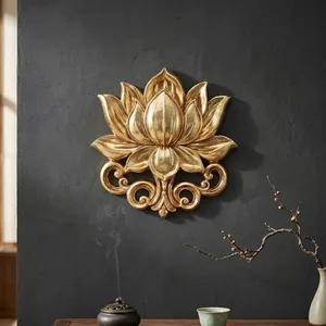 Gedetailleerd overzicht van gouden lotus reliëf wanddecoratie in een luxe thee kamer setting
