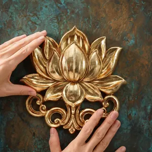 Detailopname van een gouden lotus reliëf met verfijnde bloemtextuur en metaalglans.
